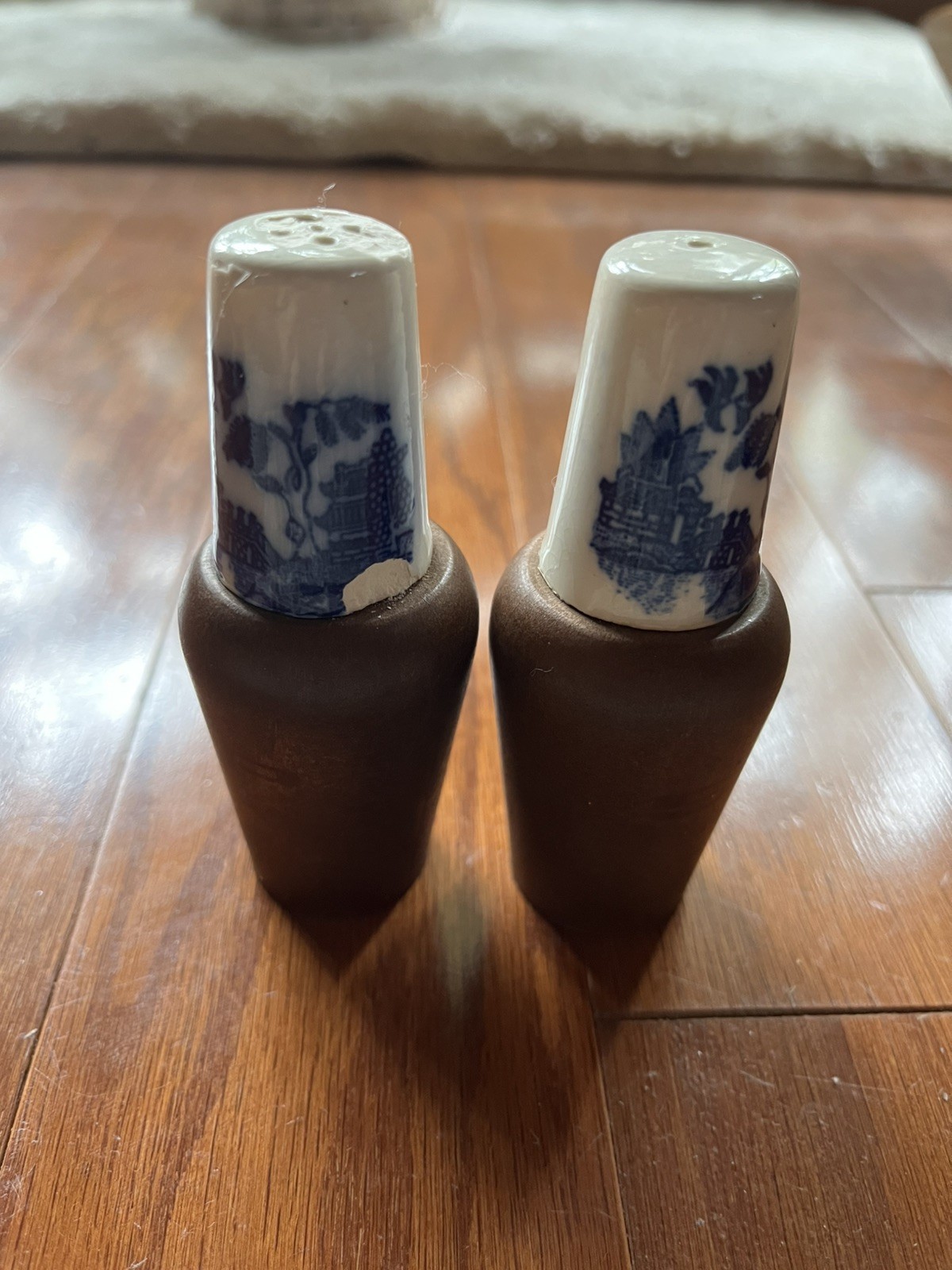 Vintage Blue Willow Salt & Pepper Shakers Ceramic & Wood Japan S&P Set 3.5 Vintage Blue Willow Salt & Pepper Shakers Ceramic & Wood Japan S&P Set 3.5