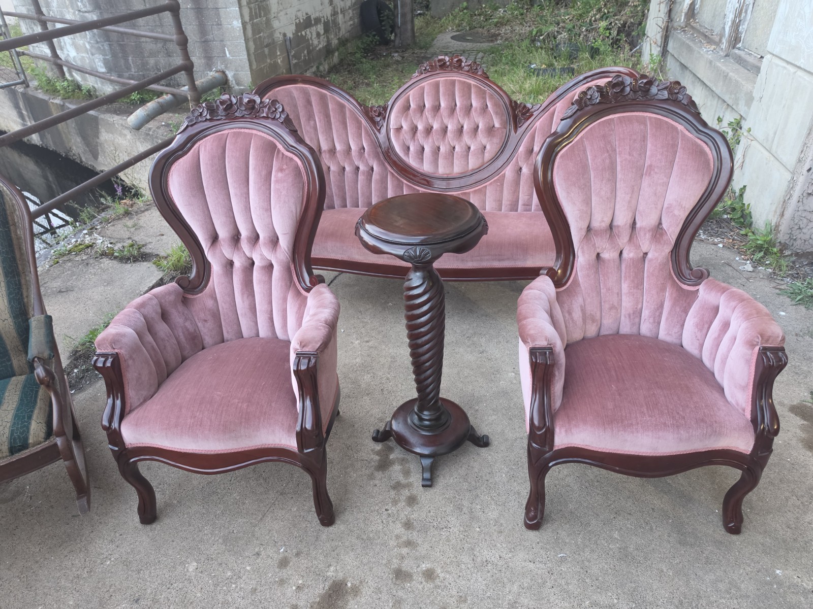 1 PINK Victorian Kimball Carved Side Accent Chair ..DELIVERY. 2 Available . READ