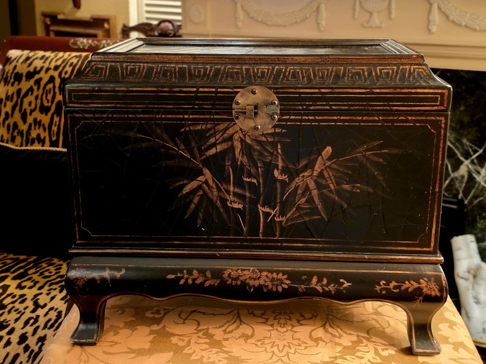BEAUTIFUL BOMBAY LARGE BLACK & GOLD ASIAN STYLE  CHEST W/ KEY, 17\'\'X 11\'X 14’’