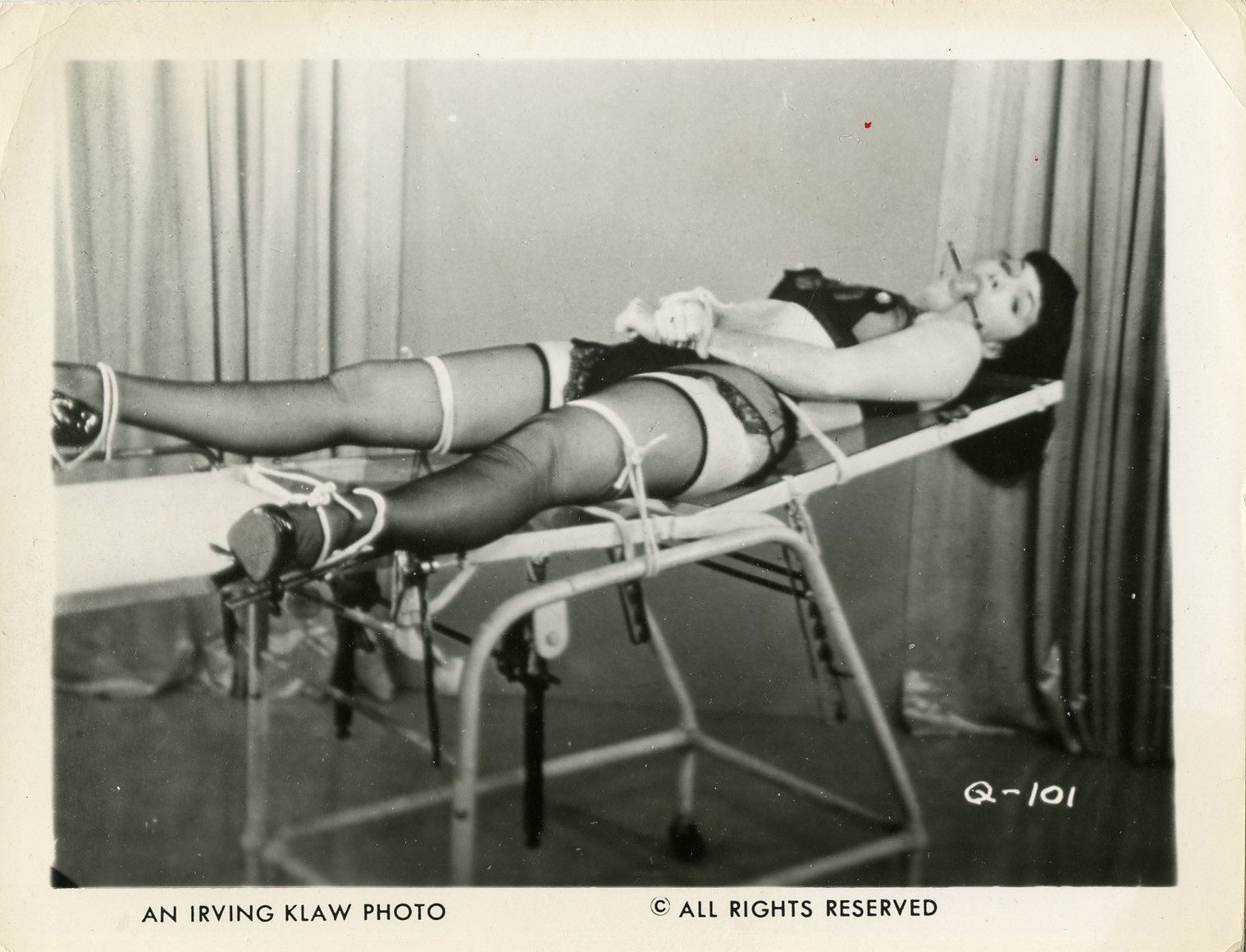 RARE BETTIE PAGE VINTAGE 1950's 4 x 5 PHOTOGRAPH BY IRVING KLAW RARE BETTIE PAGE VINTAGE 1950's 4 x 5 PHOTOGRAPH BY IRVING KLAW