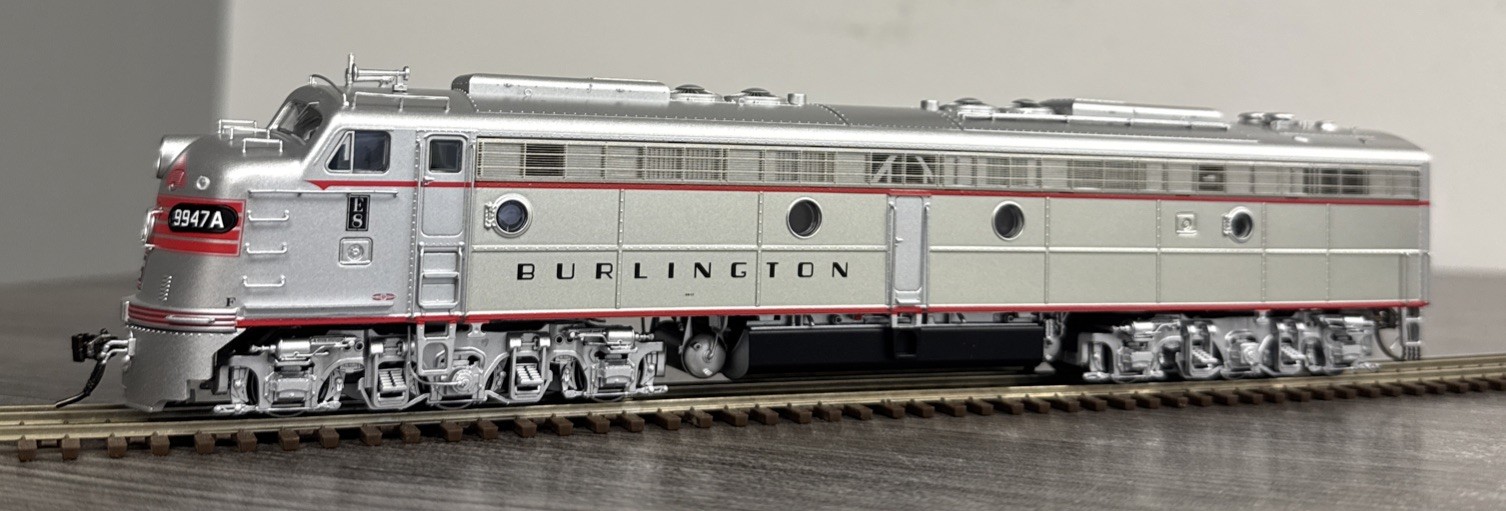 Rapido Trains HO #28507 Burlington (CB&Q) EMD E8A #9947A w/DCC & Sound - NIB