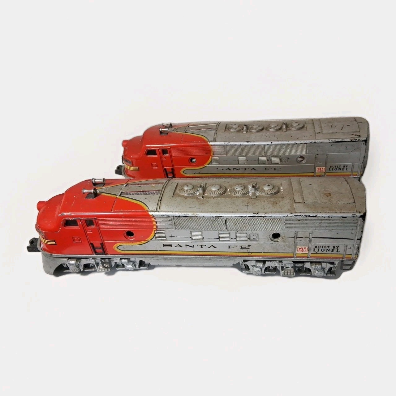 Vintage 1948 Lionel Santa Fe 2333 F3 AA Diesel Locomotive Set (2 Pk Bundle) Vintage 1948 Lionel Santa Fe 2333 F3 AA Diesel Locomotive Set (2 Pk Bundle)