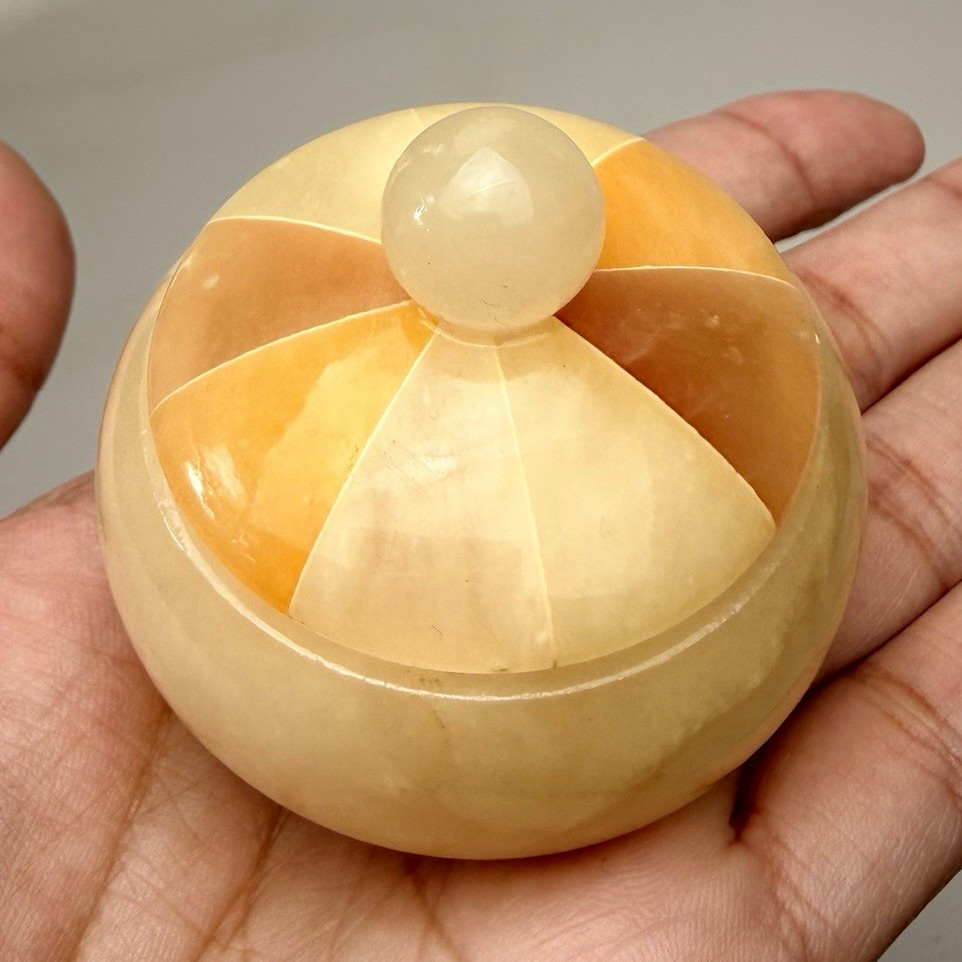 Vintage Italian Hand carved L’Arcaccio Alabaster Round Lidded Mini Trinket Box Vintage Italian Hand carved L’Arcaccio Alabaster Round Lidded Mini Trinket Box