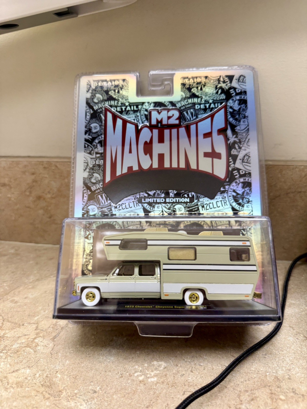 M2 Machines 1:64 1973 Chevrolet Cheyenne Super 30 Camper Limited Edition CHASE