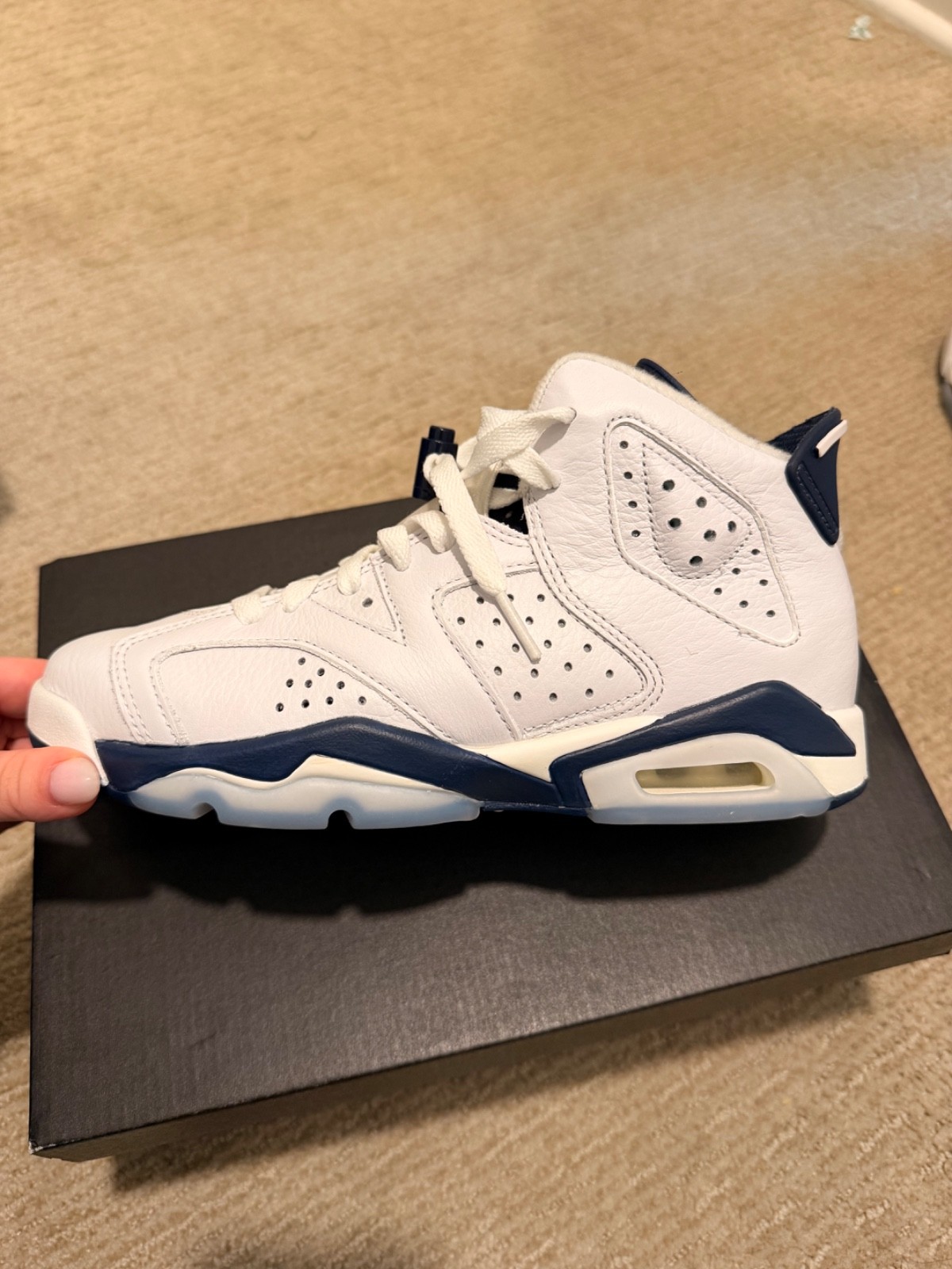 air jordan 6 retro (GS) size 4.5 Y White/ Midnight Navy air jordan 6 retro (GS) size 4.5 Y White/ Midnight Navy