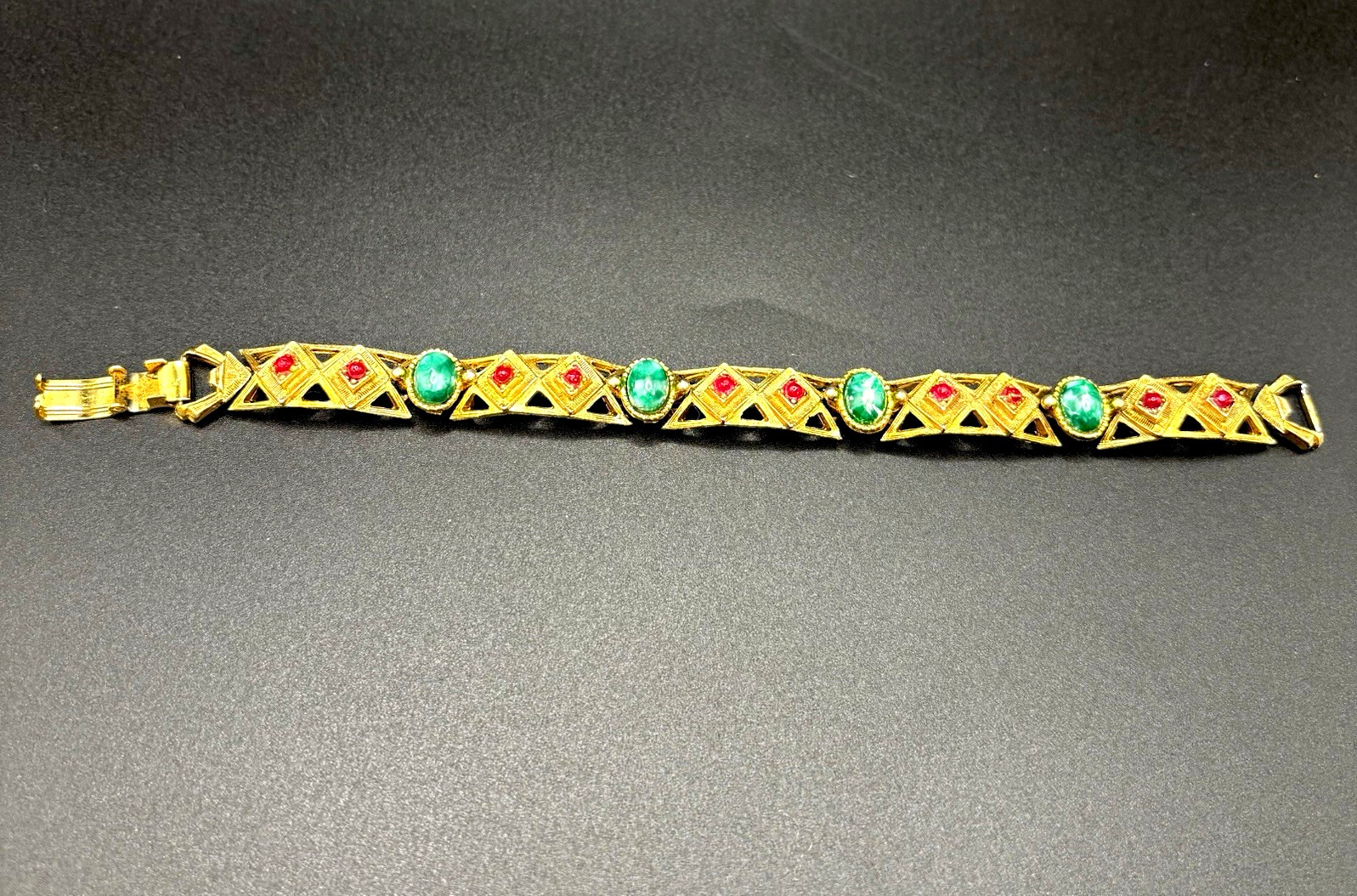 Vintage FLORENZA Signed Gold Tone Etruscan Link Bracelet Green Red Cabochons 7\