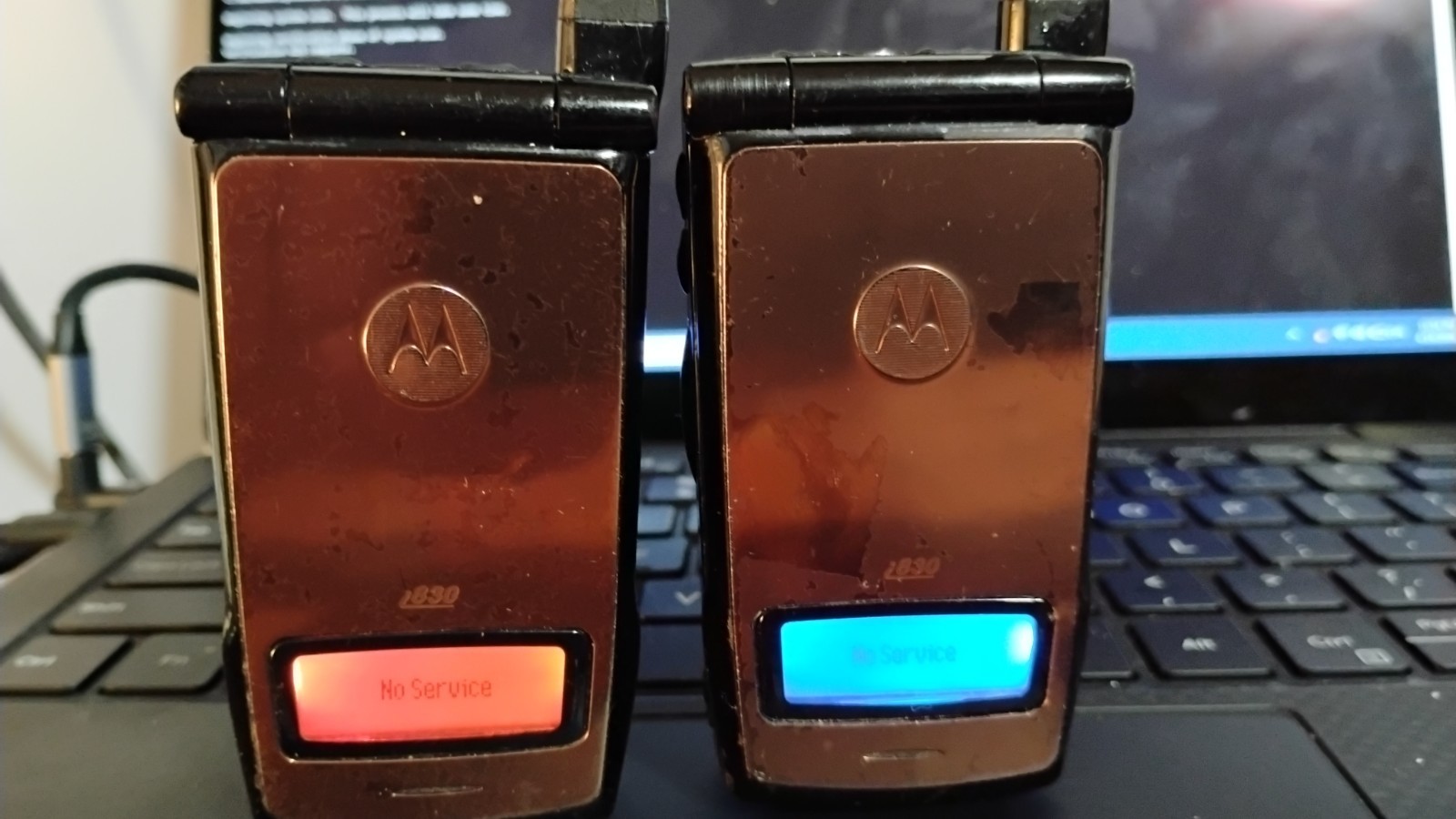 Motorola I830 bronze Set Of 2 Hold Charger Includes Charger