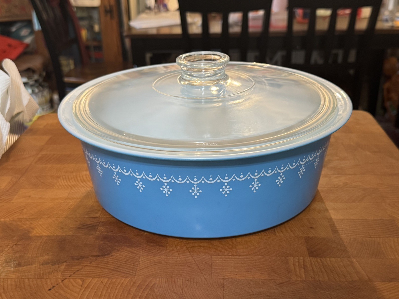 Vintage Pyrex 664 Big Bertha 4 Qt Casserole Dish in Snowflake Garland Blue