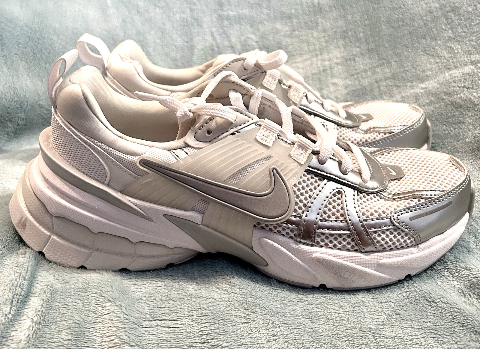 Nike V2K Run Metallic Silver Women\'s Size 8.5 FD0736-104