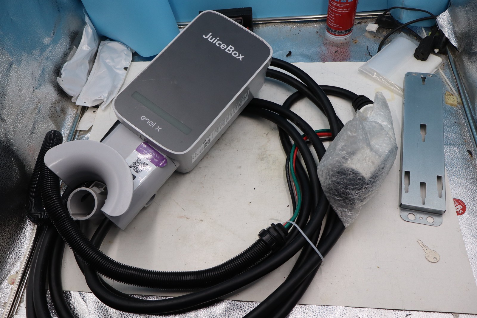 JuiceBox LEVEL 2 40-Amp Residential EV Charging Station w/key bracket. 25ft Cord