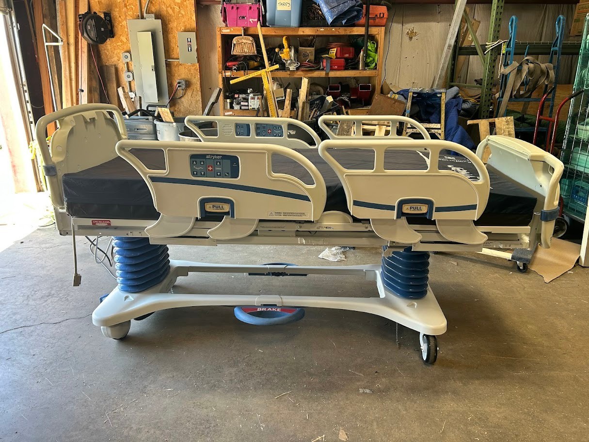 Stryker 3002 S3 Fully Electric 500 lbs Hospital Bed w/ End Cap Controls, Scale