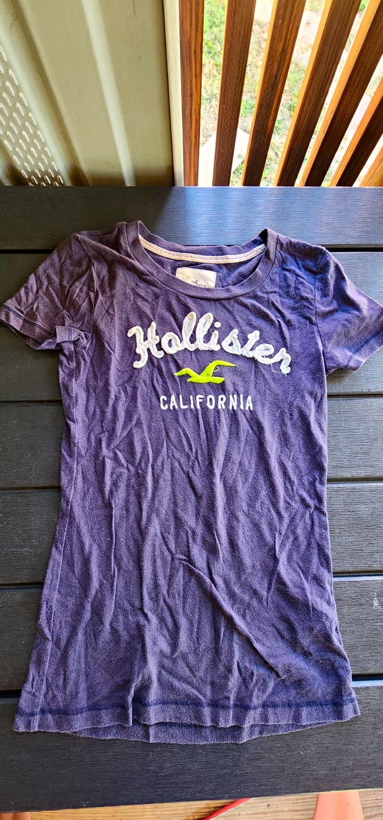Hollister Women\'s XS Gray Crew Neck Short Sleeve Embroidered California Tee Hollister Women\'s XS Gray Crew Neck Short Sleeve Embroidered California Tee