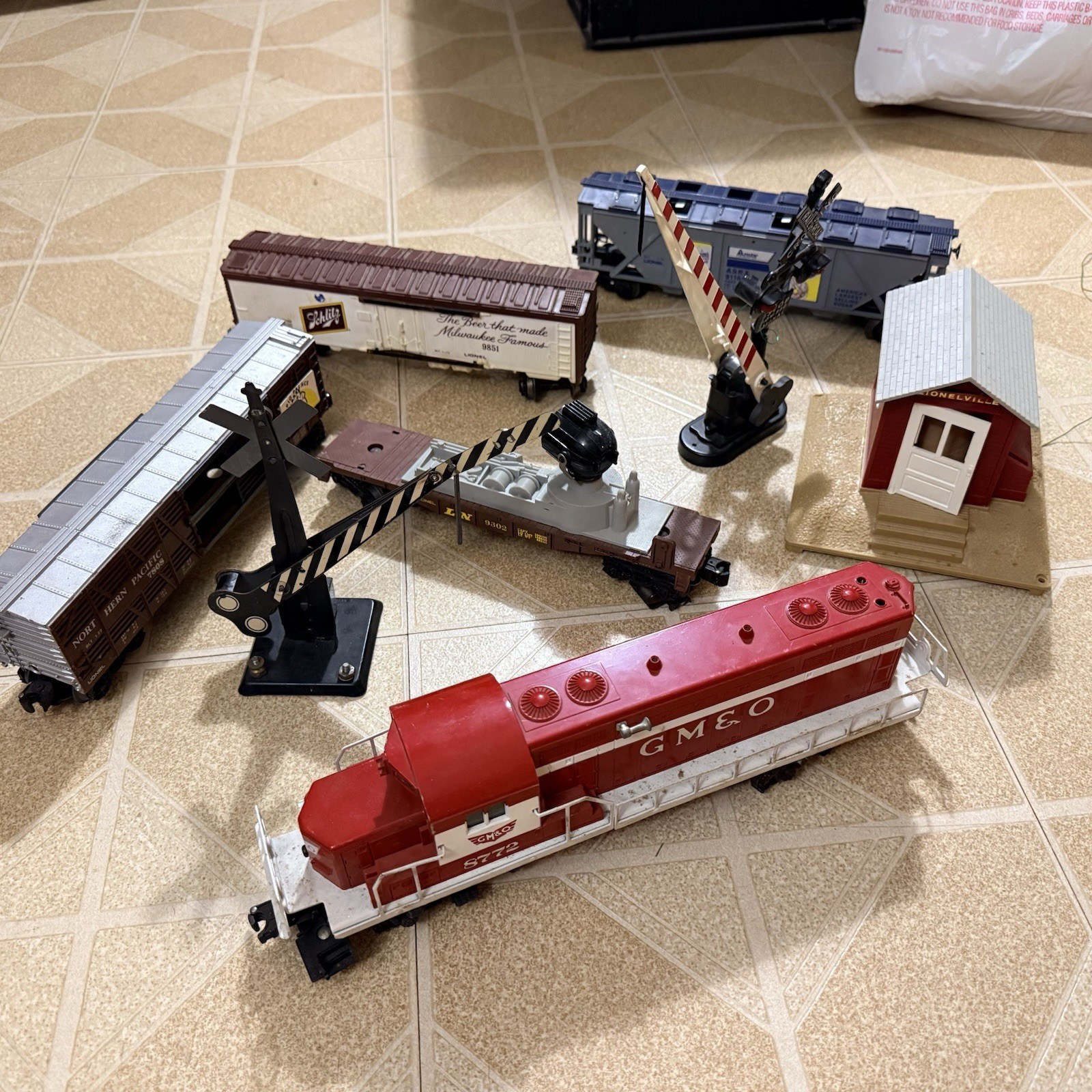 Lionel 0 Gauge Vintage Train Lot GM&0 Diesel Locomotive 6-8772 Freight Cars