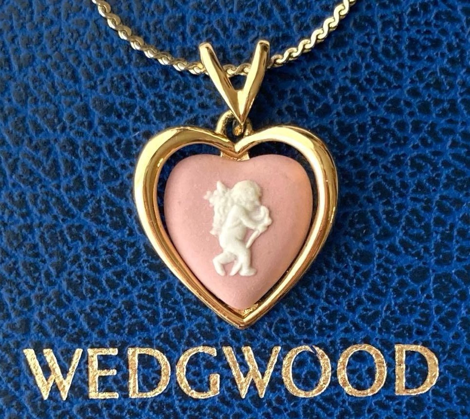 WEDGWOOD Jasperware Heart Pendant Necklace Pink Cupid Angel Gold Tone 45cm 17.7