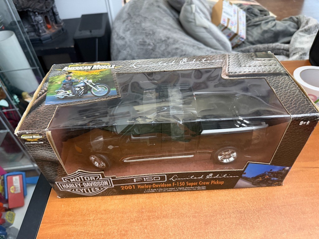 ERTL American Muscle 2001 Ford F-150 Harley Davidson 1:18 New in Box