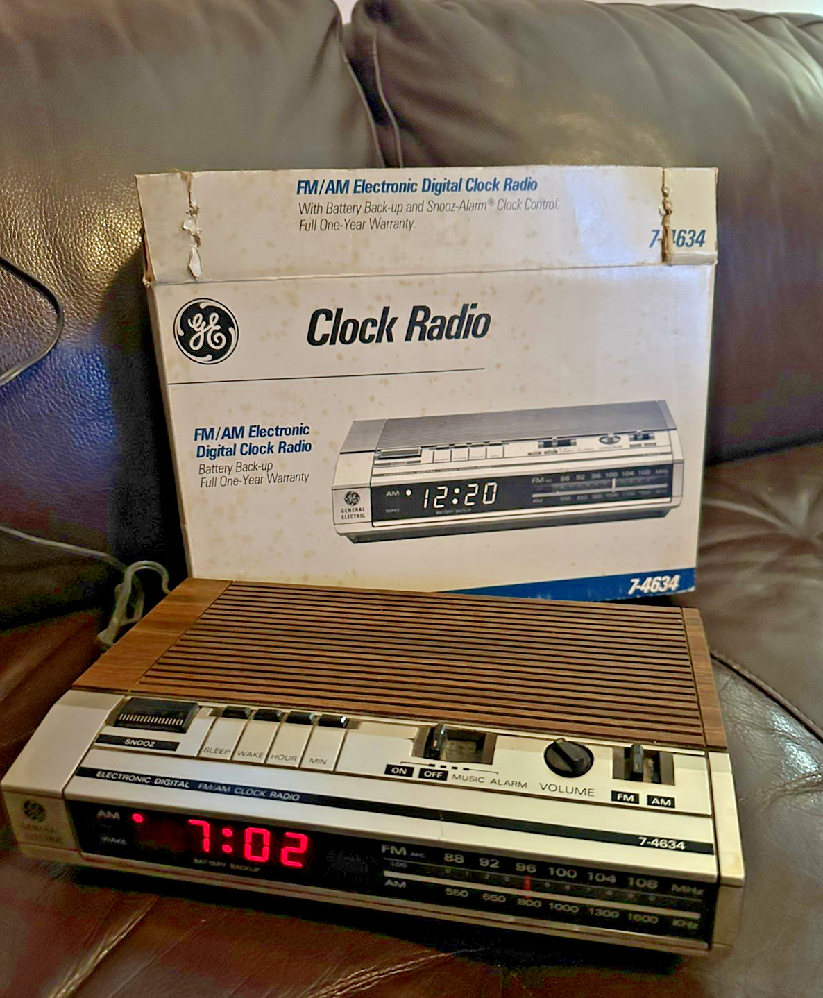 Vintage General Electric GE AM/FM Alarm Clock Radio Model 7-4634B Tested working