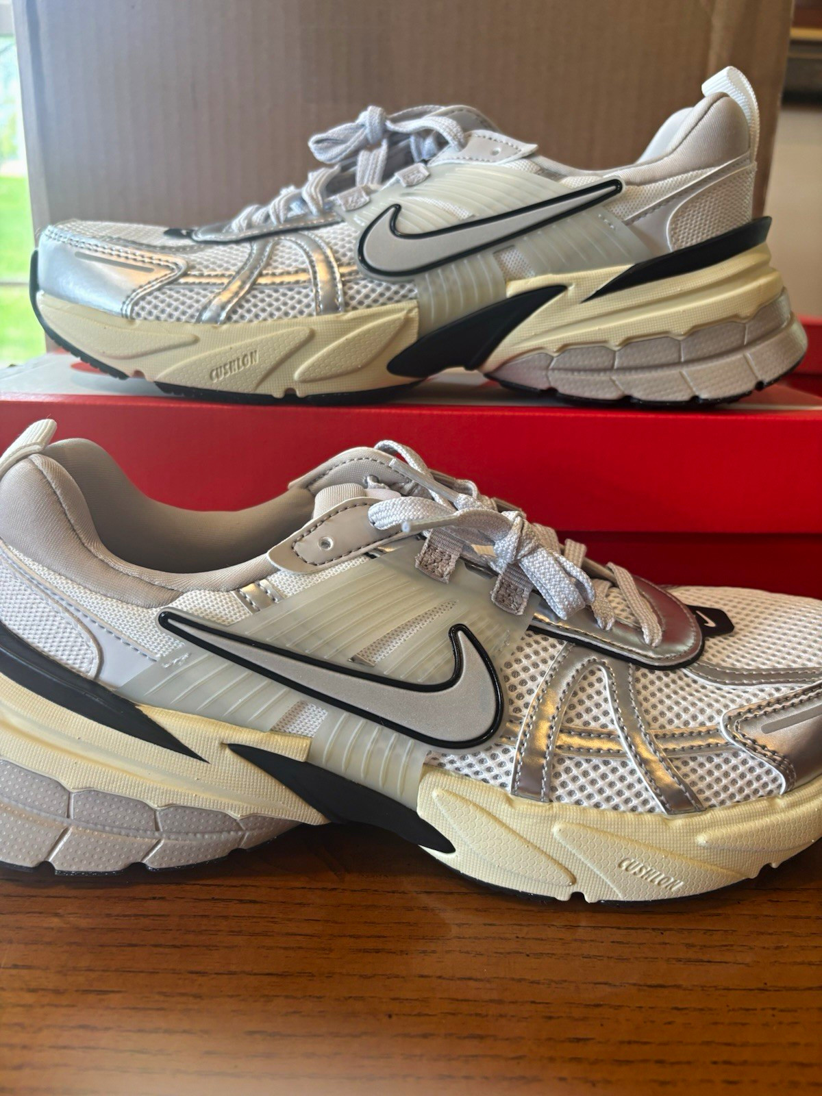 Nike V2K Run Women’s Low Top Sneakers Summit White/Metallic Silver FD0736-100