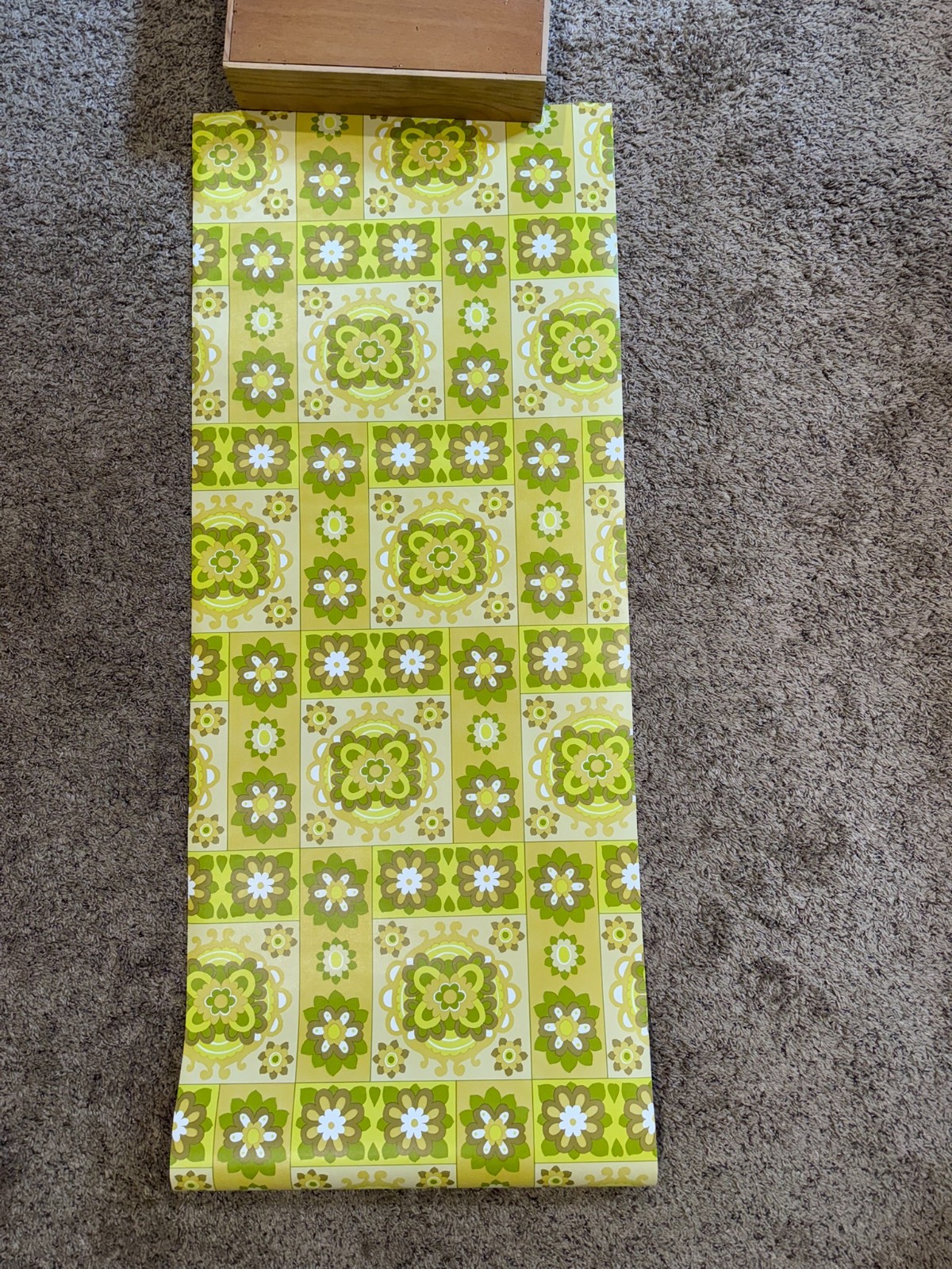 Vintage 1970s Wallpaper Roll Mod Floral Daisy Avocado Green Gold 20.5\