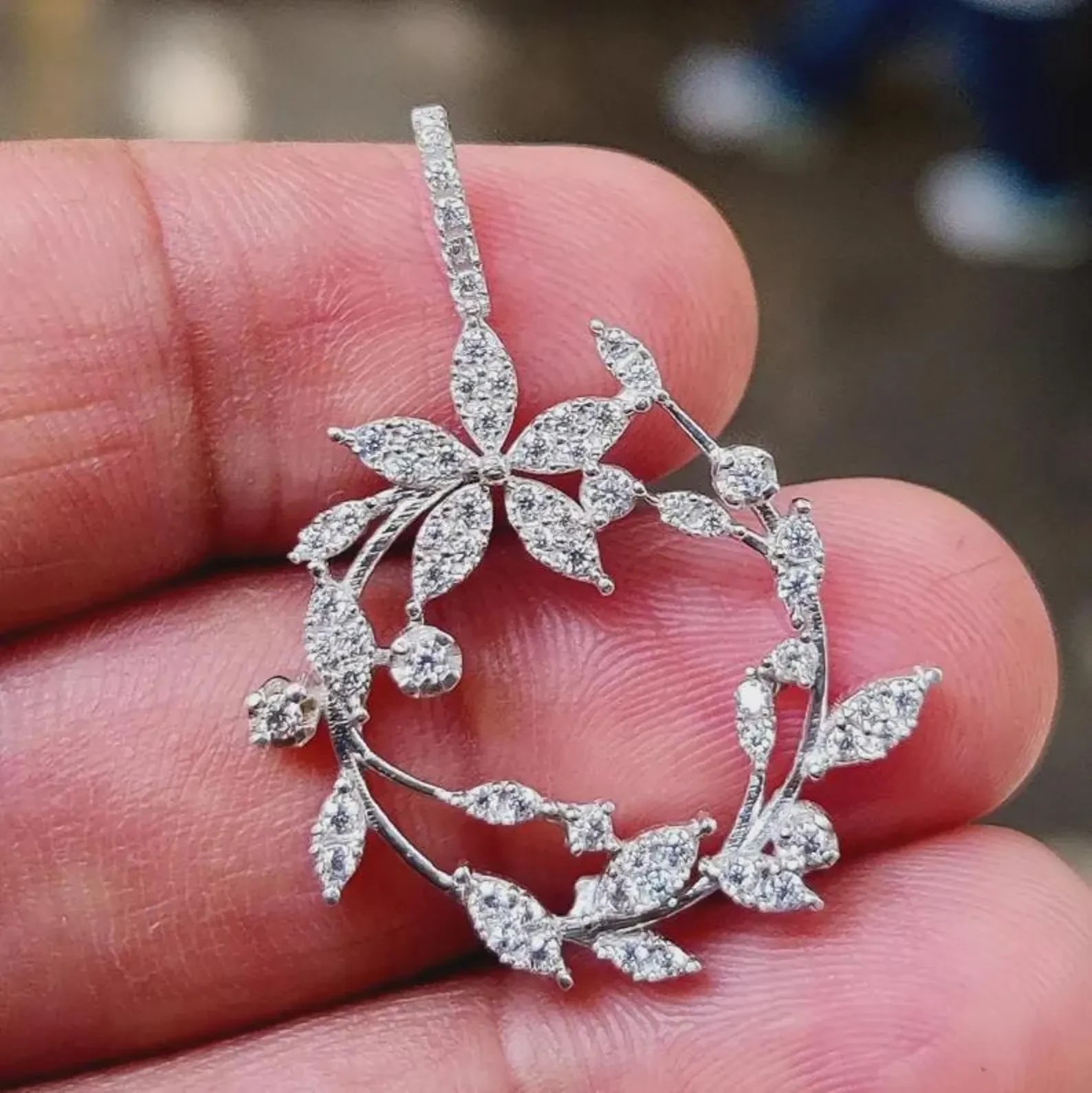 Stunning Flower Pendant In 14k White Gold Plated 2Ct Round Cut Simulated Diamond