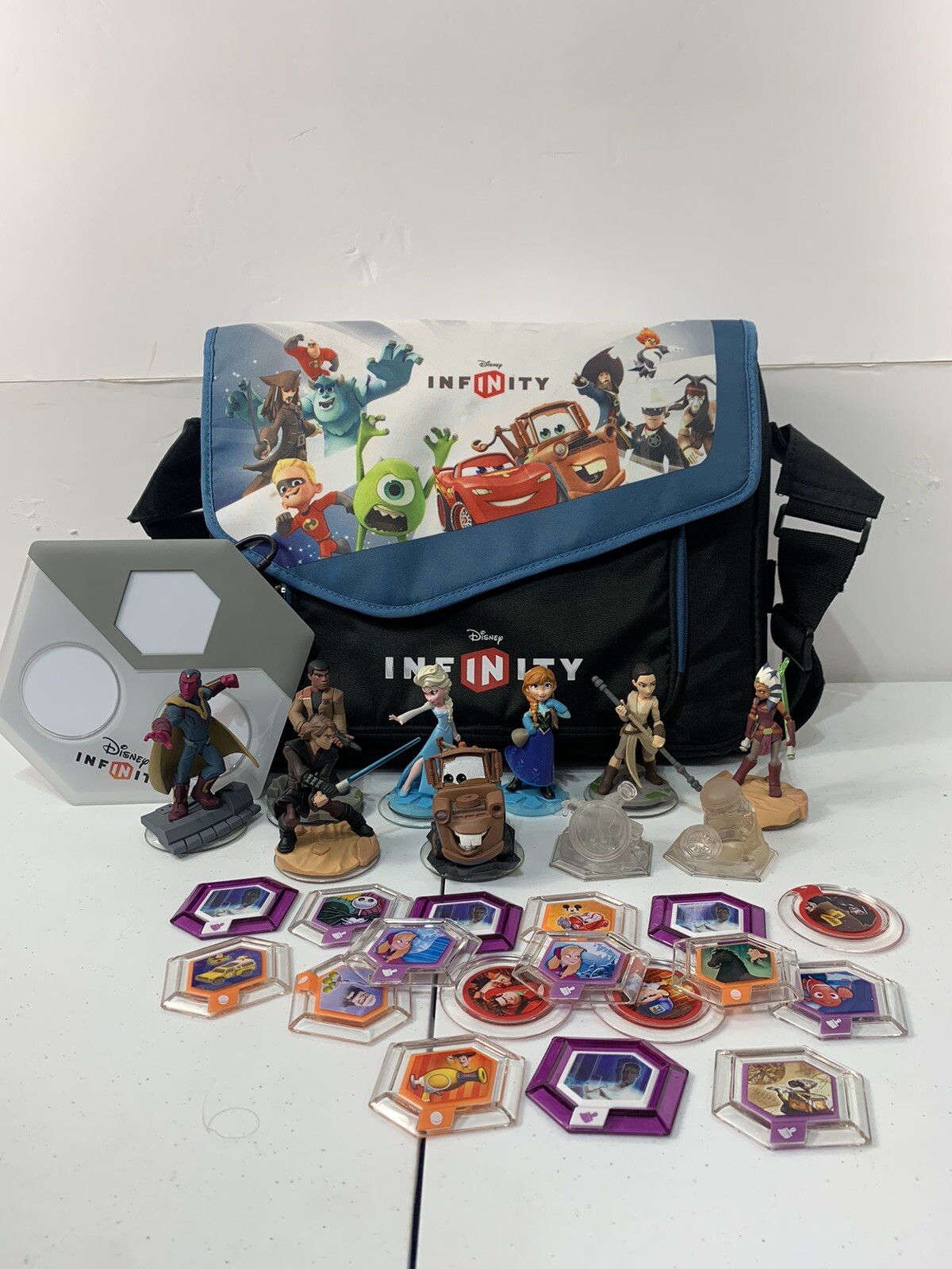 29 Disney Infinity Carry Bag, Game Pad, Figurines, And Power Discs