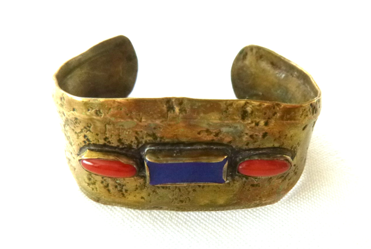 1979 Vint Artisan Brass Cuff Bracelet Lapis Coral Enhancements Scratch-Signed