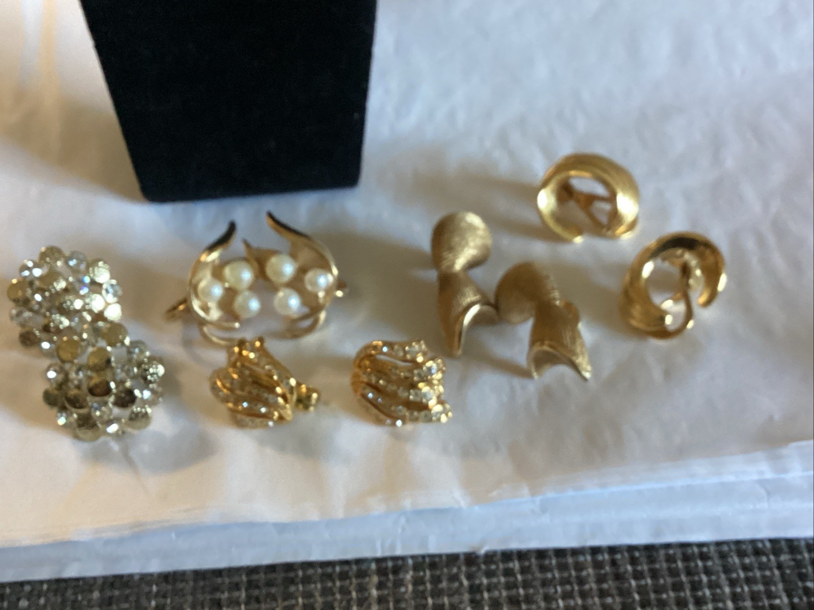Pre-Owned Clip On Earrings Lot Of 5 Pairs Few Signed ( Trifari/ Monet)