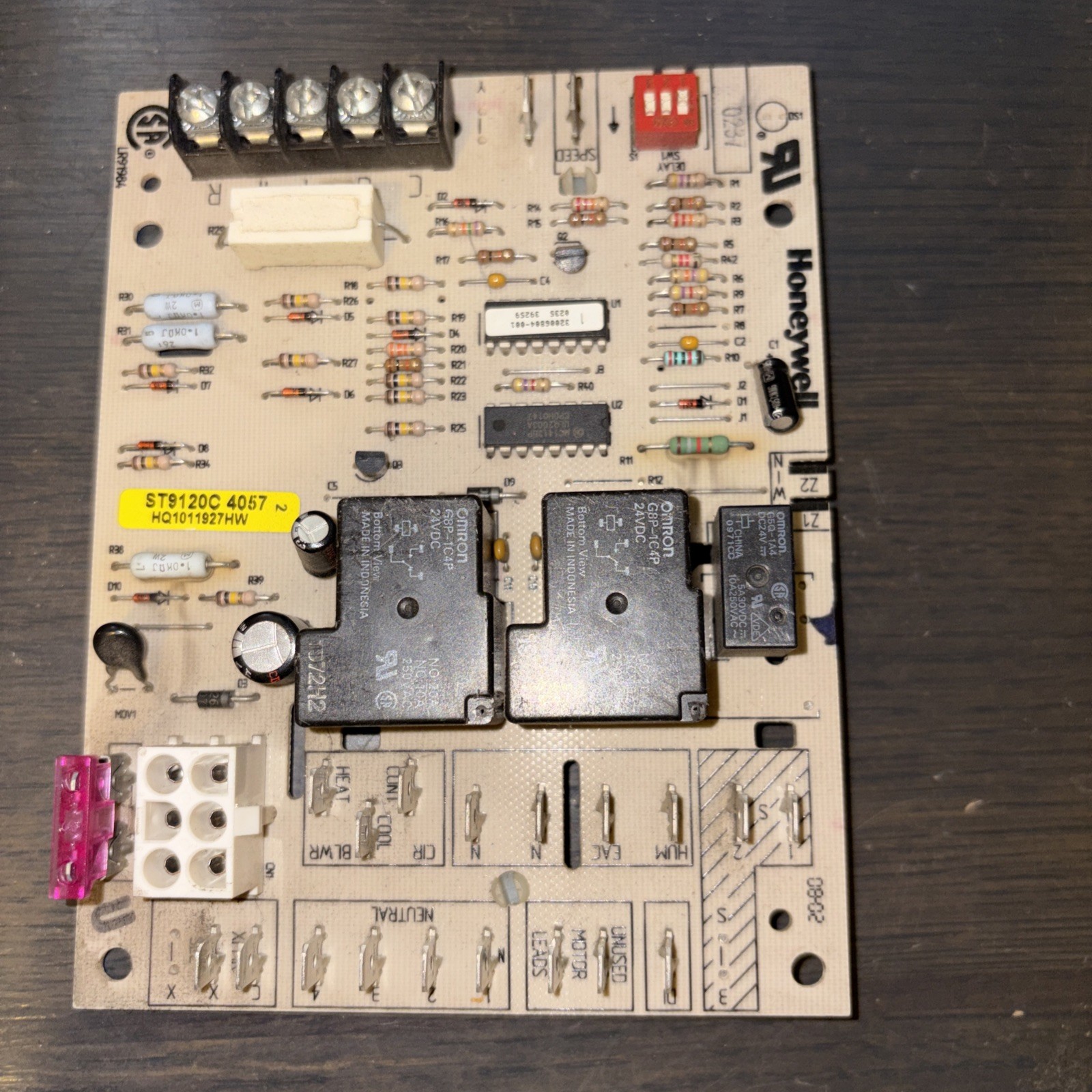 Honeywell ST9120C 4057 Furnace Control Board HQ1011927HW used Working P#130 Honeywell ST9120C 4057 Furnace Control Board HQ1011927HW used Working P#130