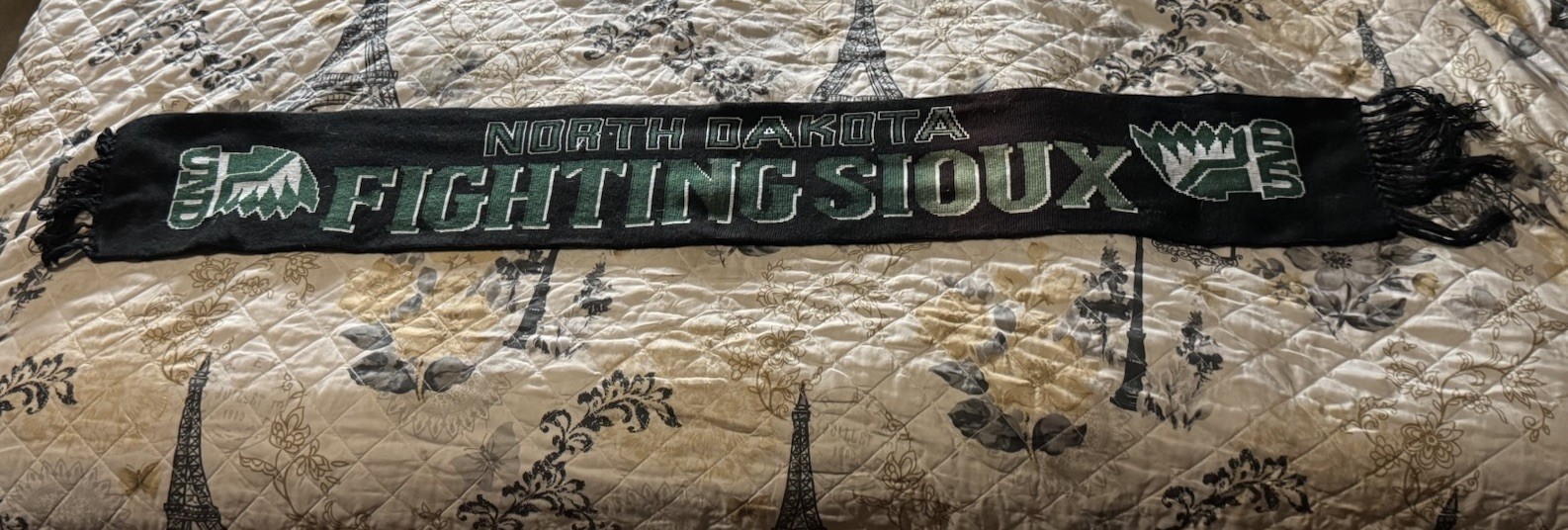 Rare UND North Dakota Fighting Sioux Knit Scarf Black Green Hockey Retired Logo