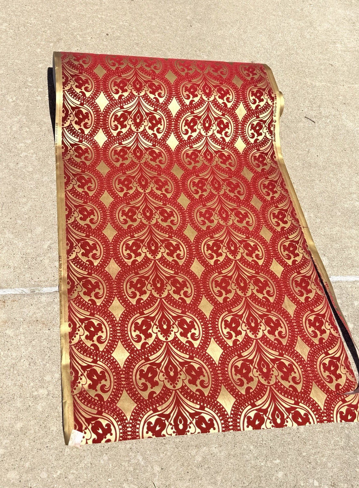 Vtg Flocked Red Velvet & Metallic Gold Wallpaper Roll 70 sq ft New Original Wrap
