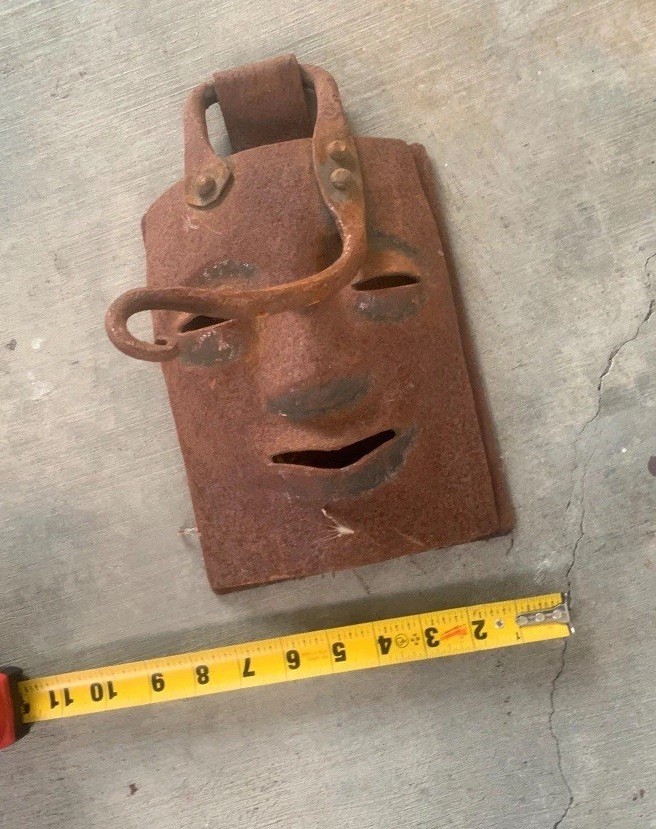 Medieval cast iron mechanical gate latch