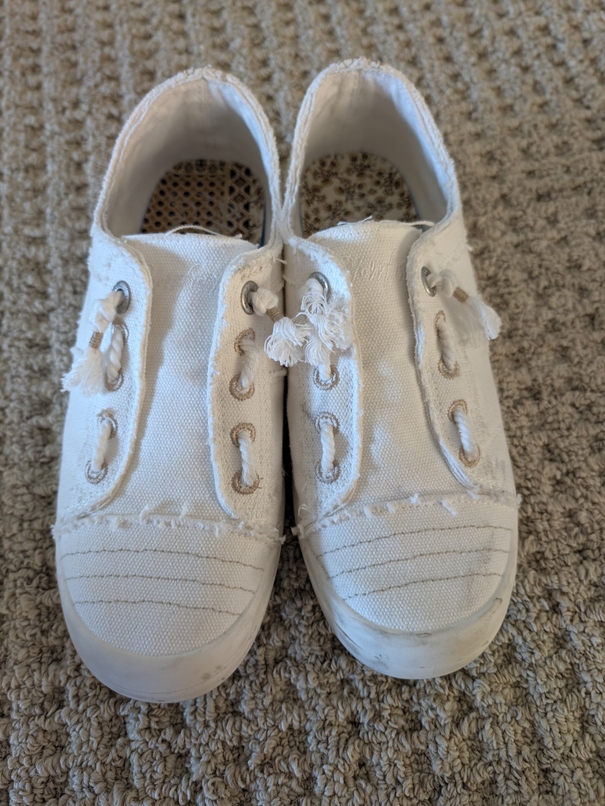 Women’s Size 7 Blowfish Malibu Frayed Canvas Sneakers Slip-On White SHOES Women’s Size 7 Blowfish Malibu Frayed Canvas Sneakers Slip-On White SHOES