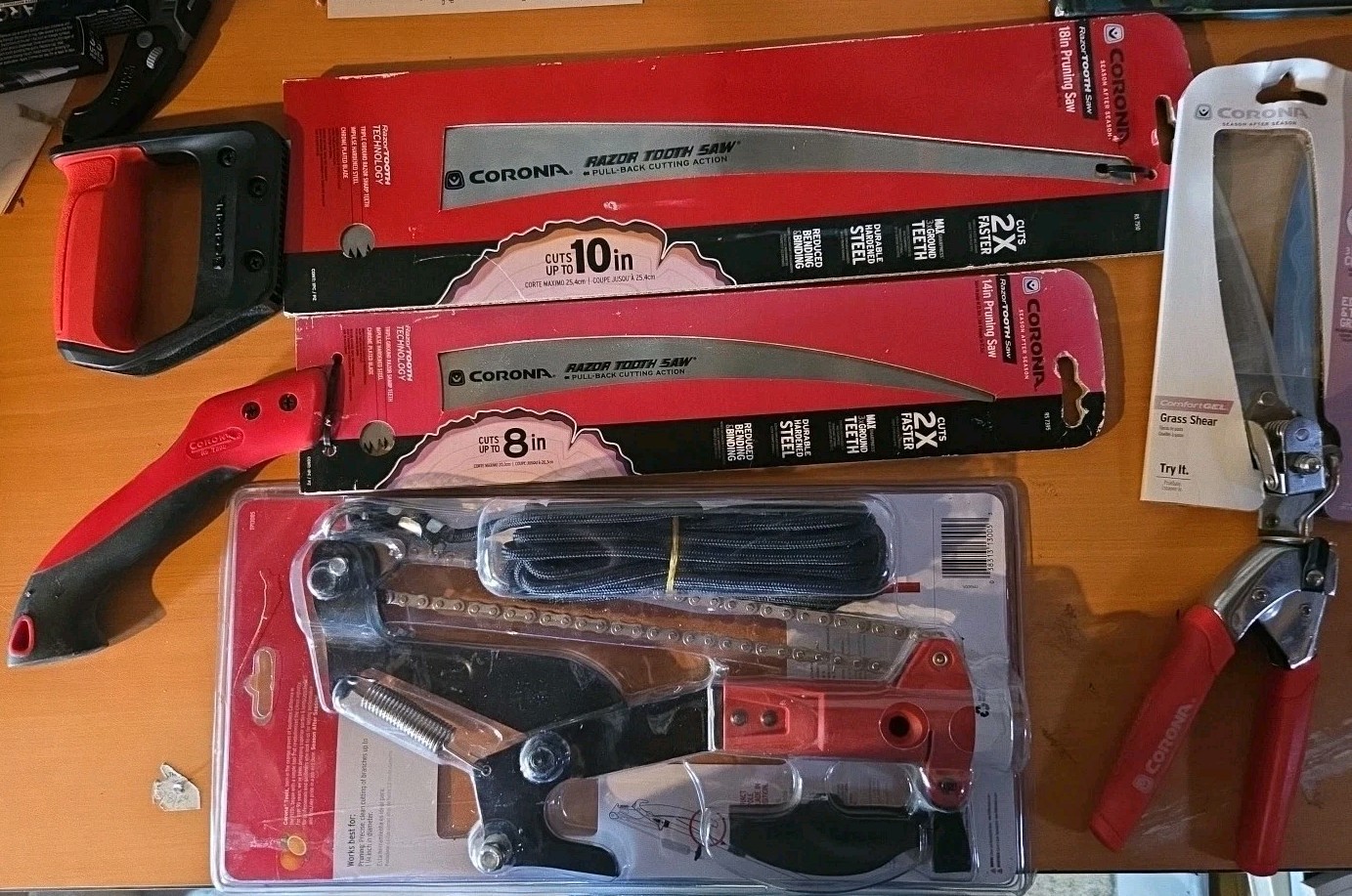 Lot Of 4 (1 Corona Clipper FlexReach), (2 Prunning Saws) (1 Grass Shear)