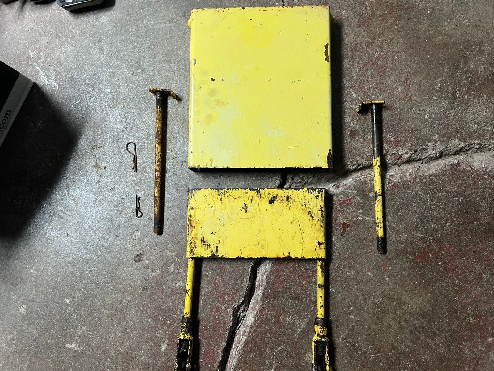 JOHN DEERE 110 112 ROUND FENDER FRONT DECK DRAFT PLATE AM30103 AM30102 JOHN DEERE 110 112 ROUND FENDER FRONT DECK DRAFT PLATE AM30103 AM30102
