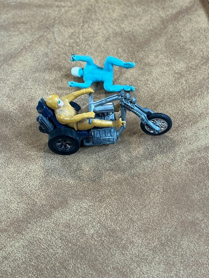 Vintage Hot Wheels Rrrumblers Diecast Motorcycle Torque Chop w/ Tan Rider Extra