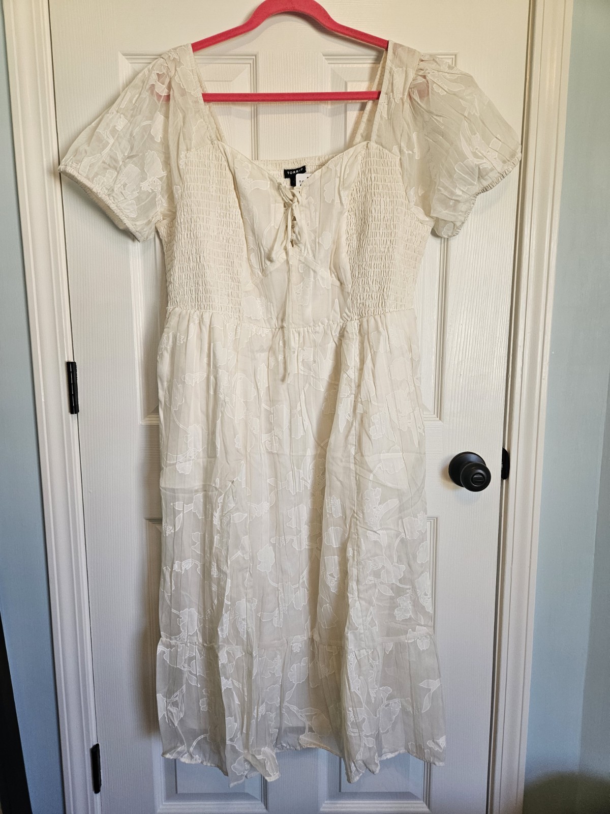 NWT TORRID IVORY FLORAL MID LACE UP SMOCKED DRESS PLUS SIZE 2X 18/20 NWT TORRID IVORY FLORAL MID LACE UP SMOCKED DRESS PLUS SIZE 2X 18/20