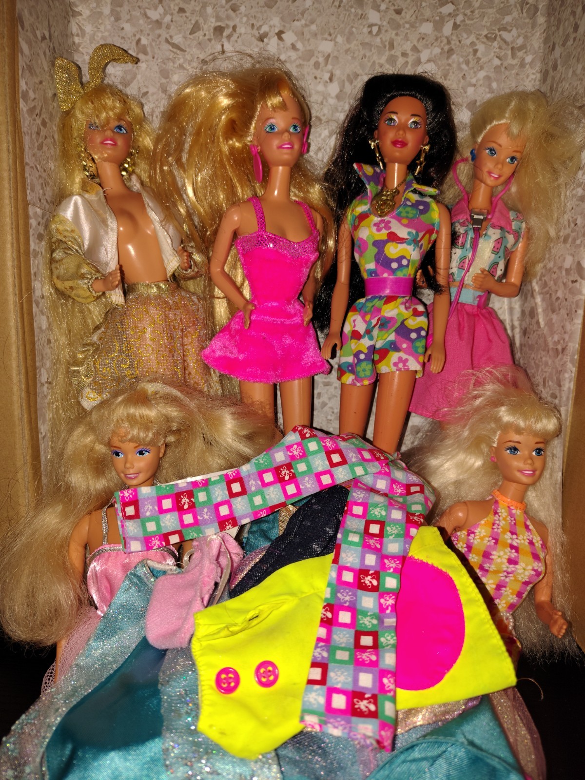 Barbie Lot of 6 Dolls Including Extra Clothing & Hollywood Hair Barbie Lot of 6 Dolls Including Extra Clothing & Hollywood Hair