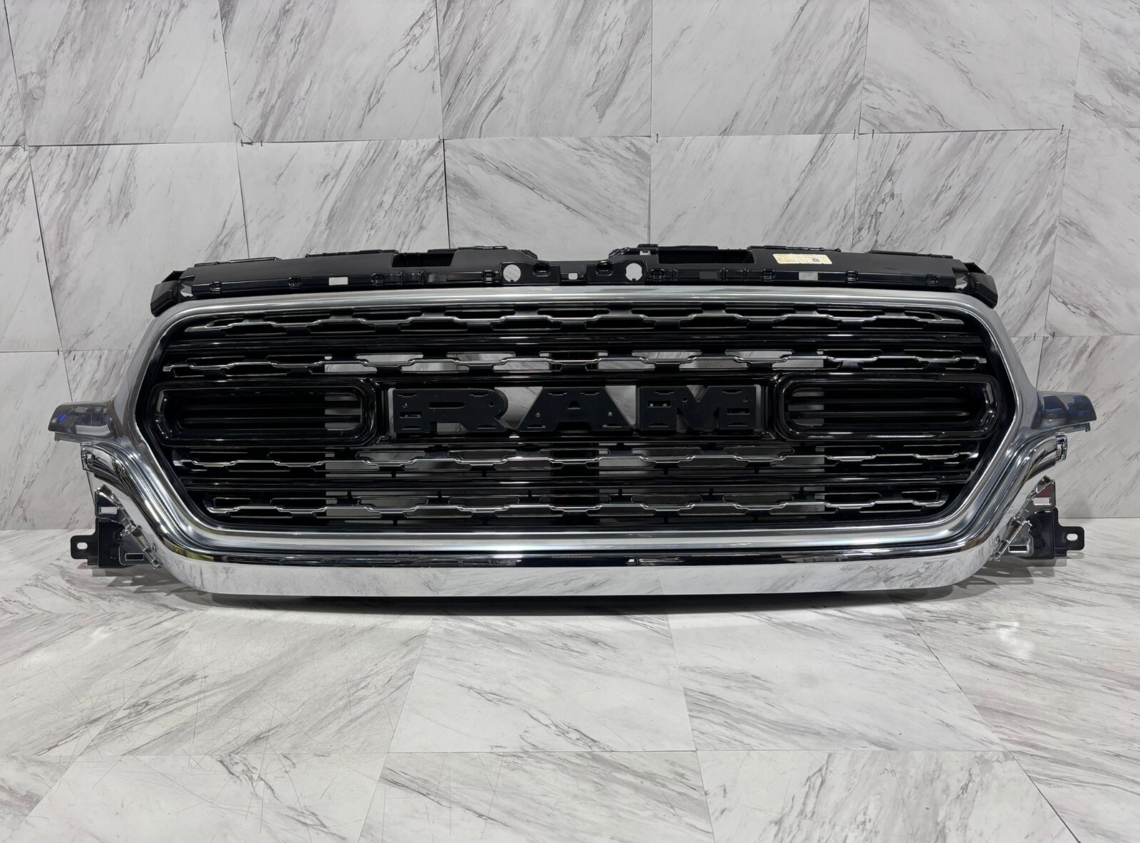2019-2023 DODGE RAM 1500 GRILLE ASSEMBLY OEM FRONT CENTER GRILL 68366527A