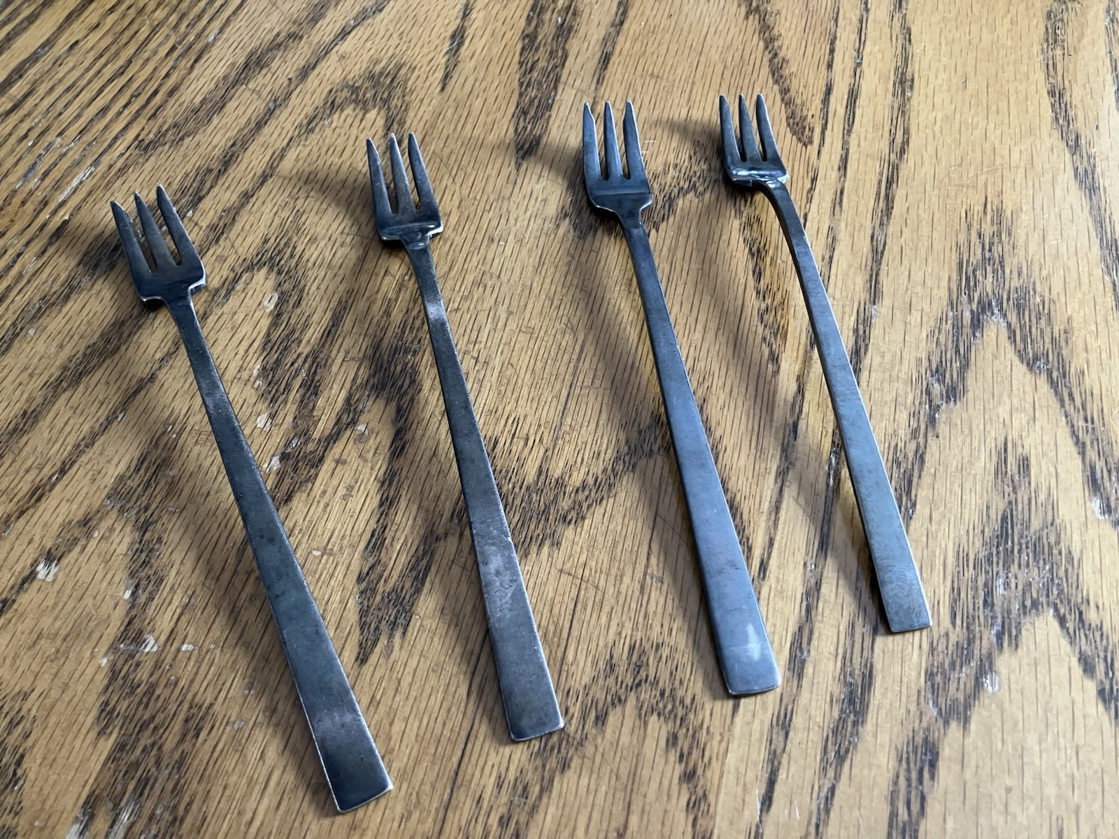 🍴Antiq Cocktail Forks Lot/Four (3 ONEIDA, 1 MINNERS NYC) Silver?