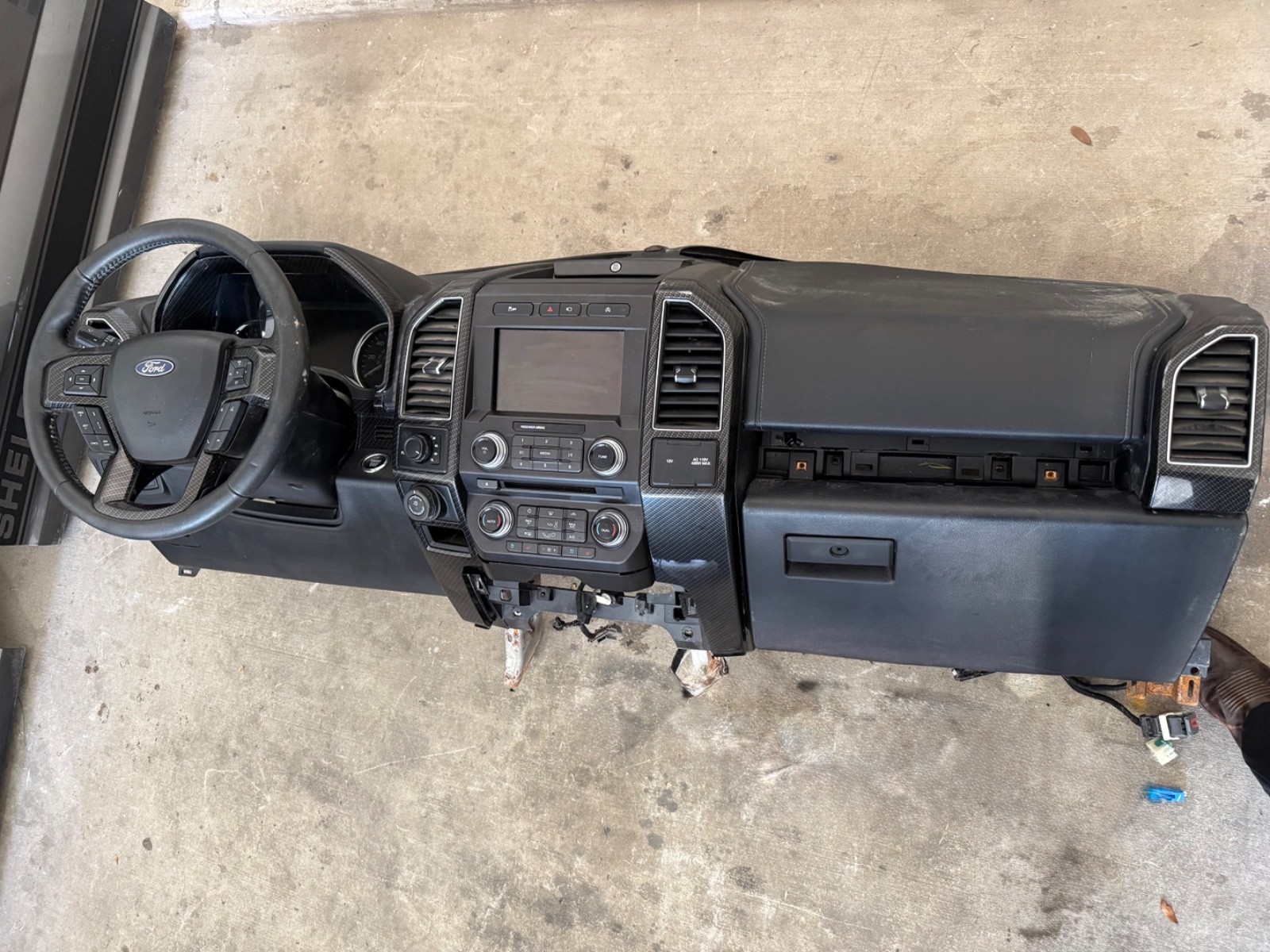 2018 Ford F-150 Shelby dashboard assembly combined with its steering wheel 2018 Ford F-150 Shelby dashboard assembly combined with its steering wheel