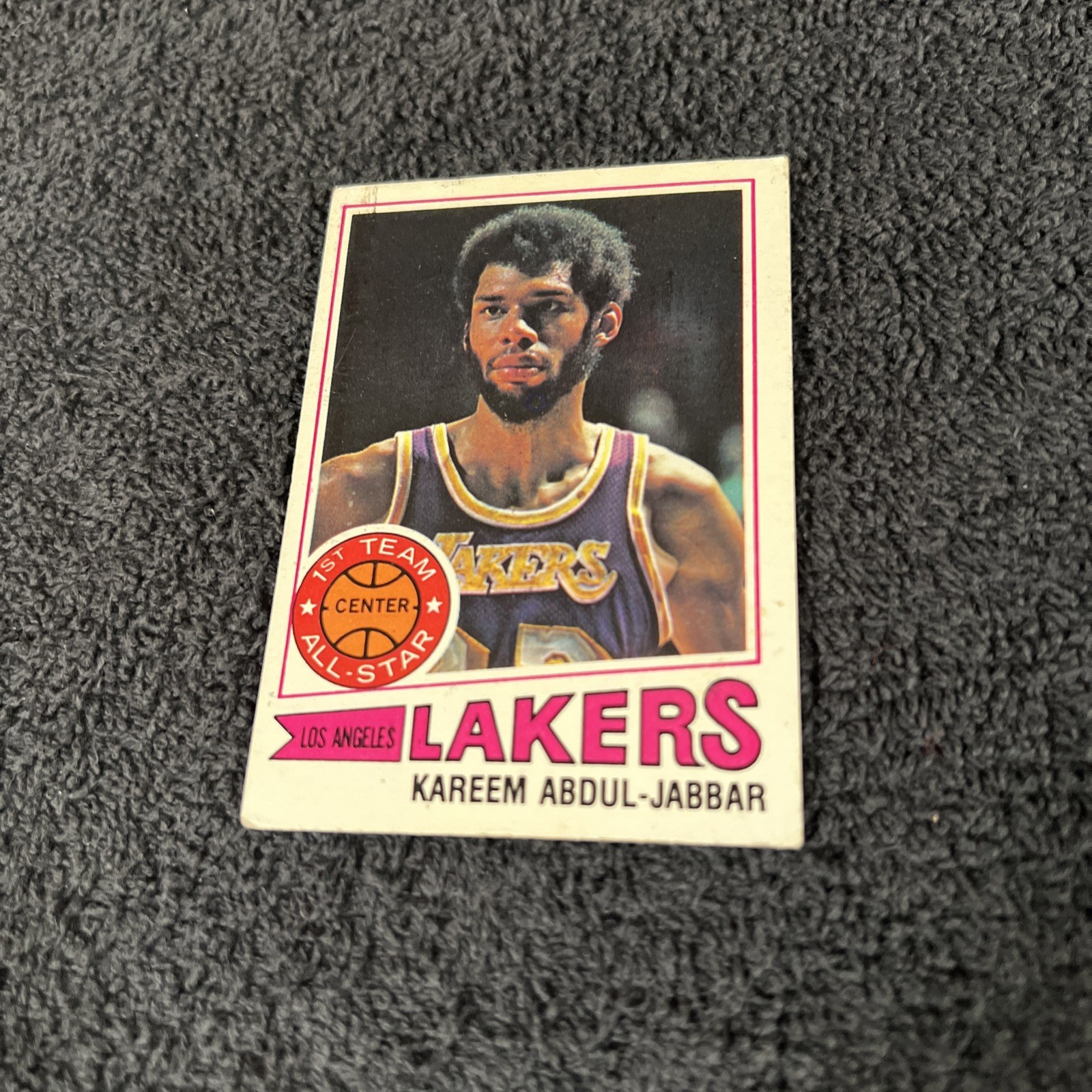 VINTAGE 1977 Topps - Kareem Abdul-Jabbar #1 White Back LAKERS HOF GOOD CONDITION VINTAGE 1977 Topps - Kareem Abdul-Jabbar #1 White Back LAKERS HOF GOOD CONDITION