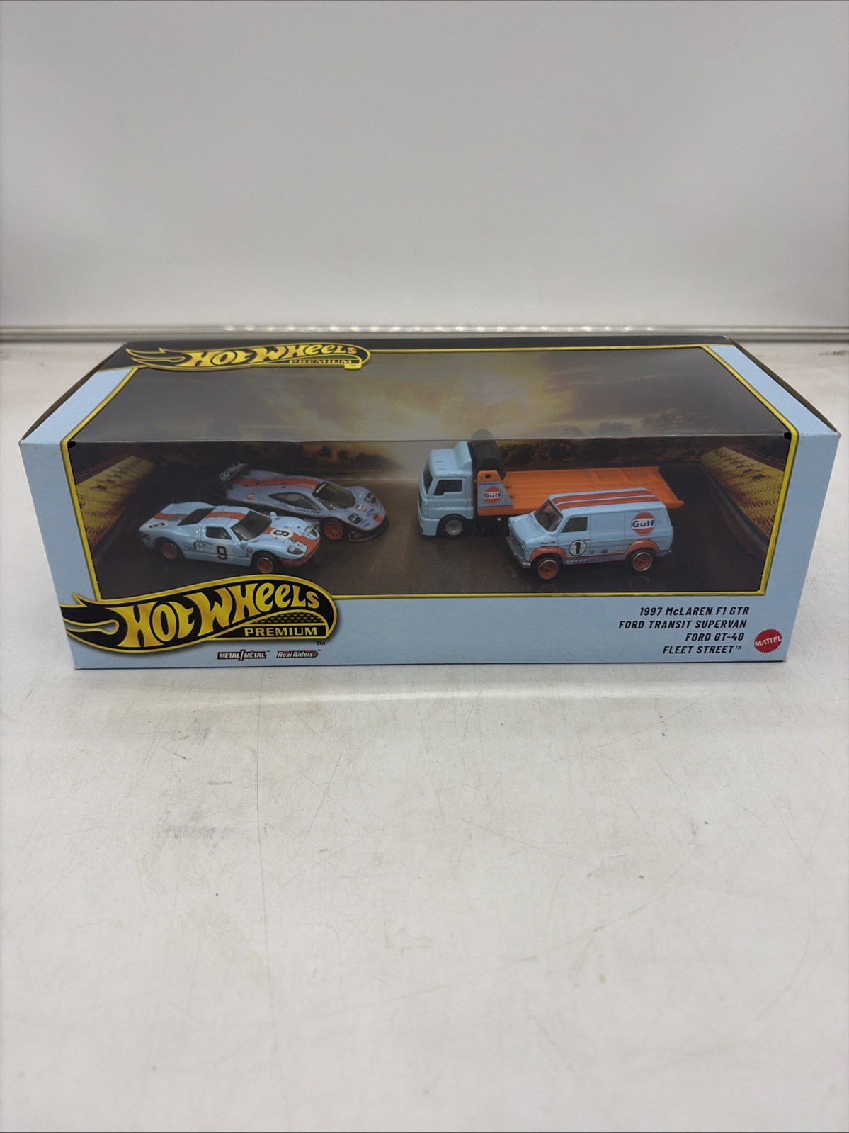 Hot Wheels Premium Collector Diorama Gulf Set McLAREN F1, Supervan, Ford GT-40 Hot Wheels Premium Collector Diorama Gulf Set McLAREN F1, Supervan, Ford GT-40