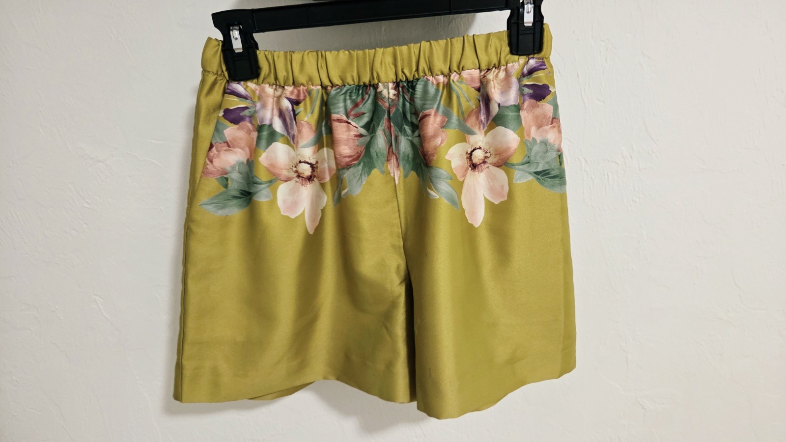 EXPRESS Shorts XS green Satin Floral EXPRESS Shorts XS green Satin Floral