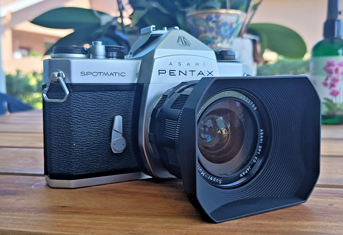 ASAHI PENTAX Spotmatic SP with 28mm F/3.5 M42 Lens And Takumar Lens Shade ASAHI PENTAX Spotmatic SP with 28mm F/3.5 M42 Lens And Takumar Lens Shade
