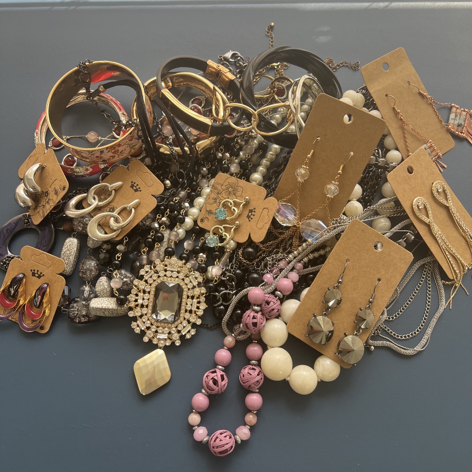 3 Lbs Beautiful Vintage To Now Costume Jewelry Lot Great Quality V106 3 Lbs Beautiful Vintage To Now Costume Jewelry Lot Great Quality V106