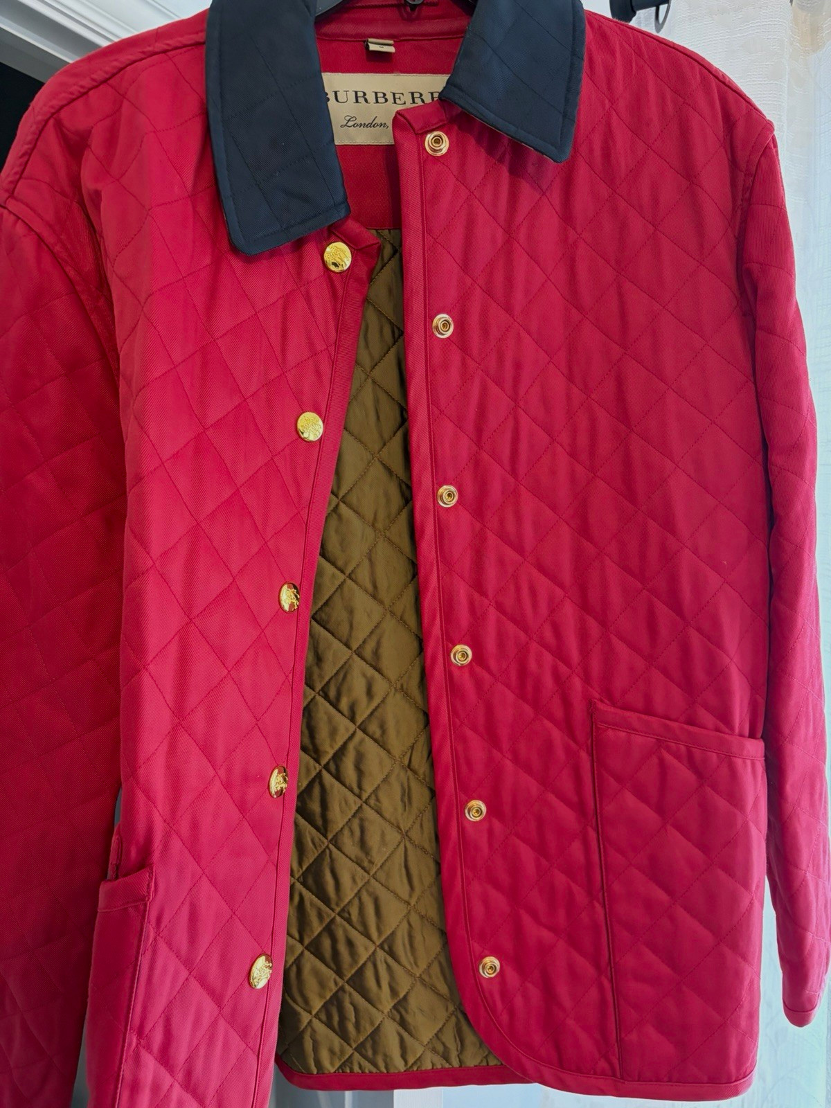 Burberry Women’s Red Quilted Short Jacket M Lined Pockets Button Front Burberry Women’s Red Quilted Short Jacket M Lined Pockets Button Front
