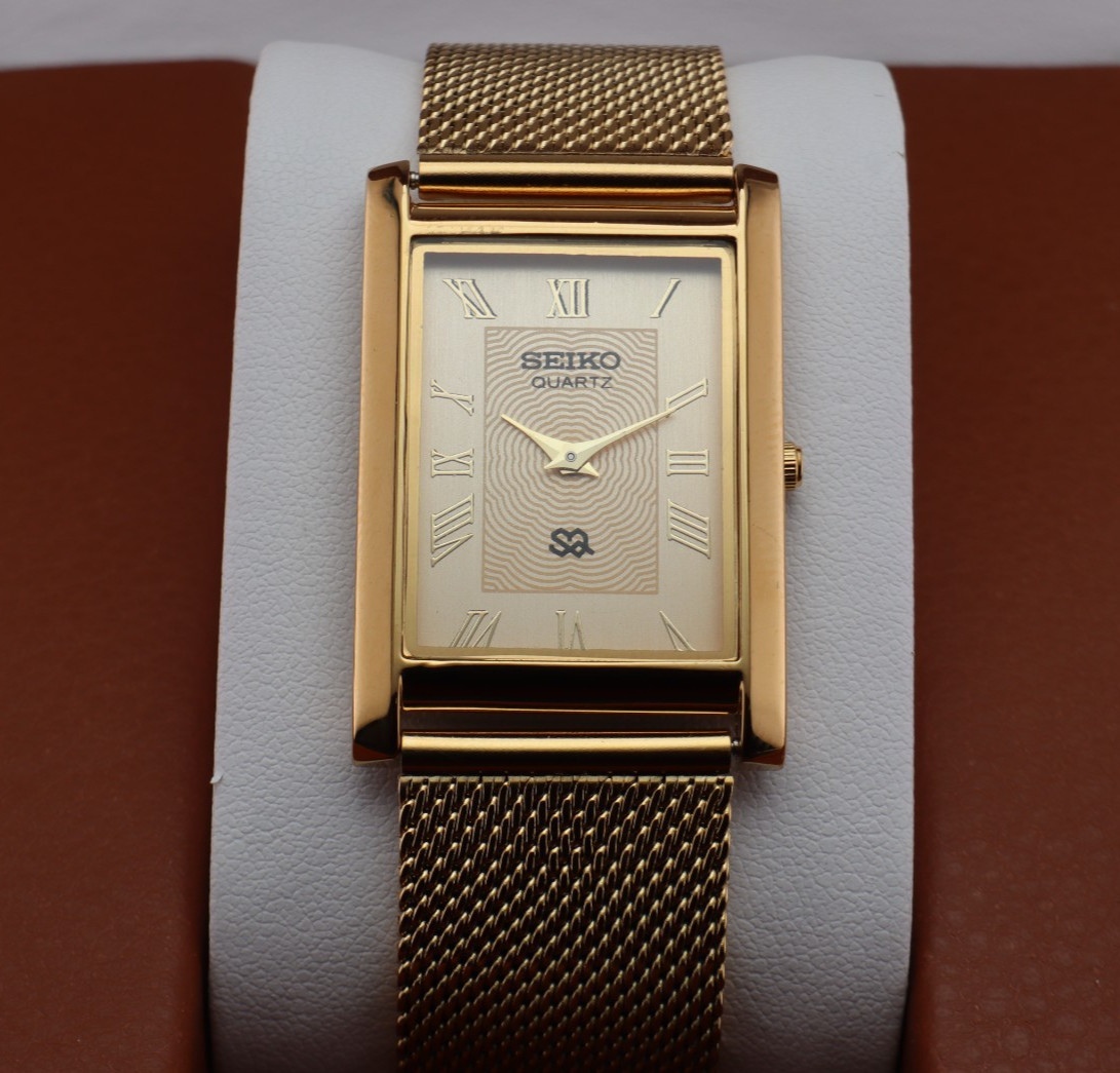 Vintage Seiko Slim Quartz Men\'s Wrist Watch Cream  Dial with Gold Mesh Band.