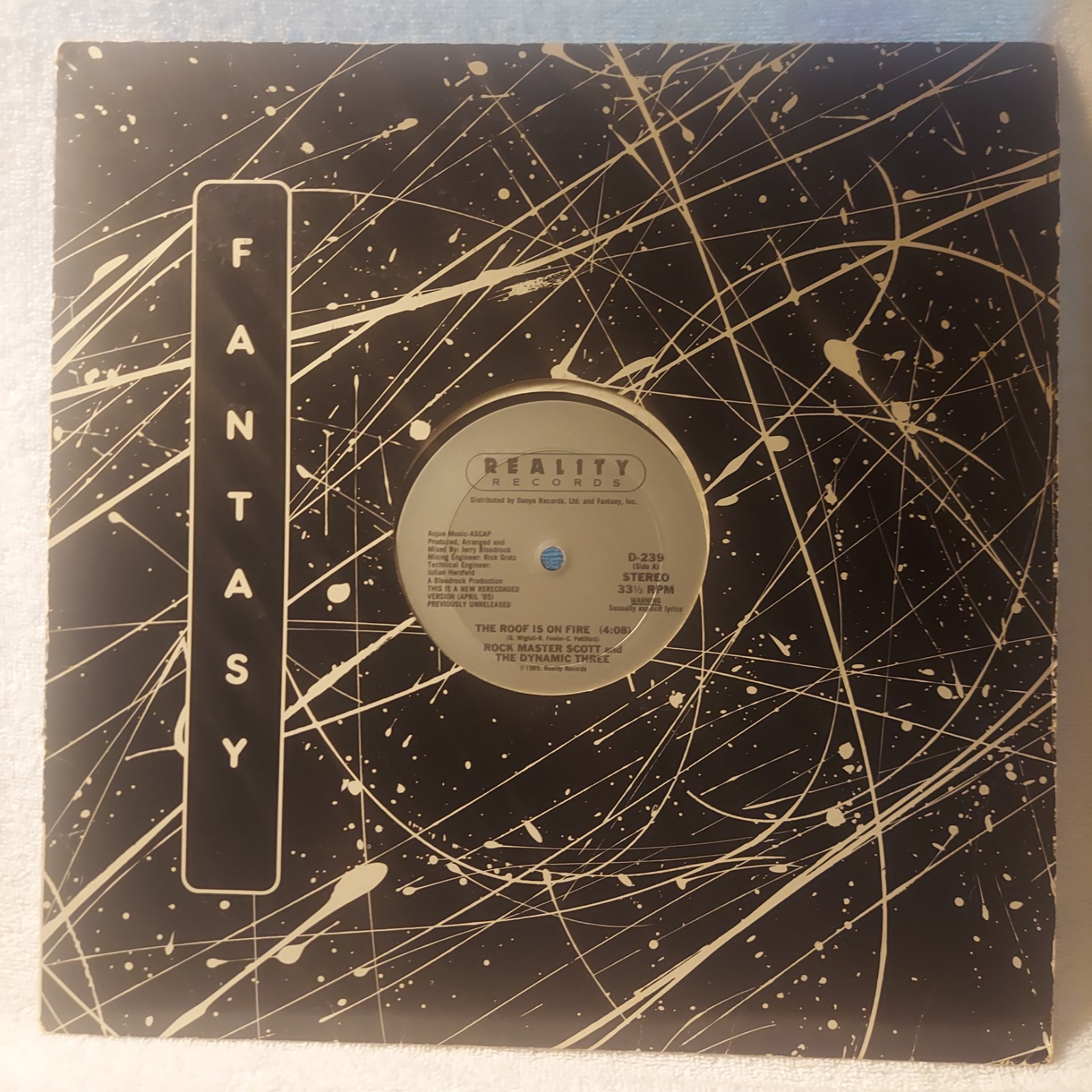 Rock Master Scott And The Dynamic Three/The Roof Is On Fire/1984/FREE SHIP/VG/VG Rock Master Scott And The Dynamic Three/The Roof Is On Fire/1984/FREE SHIP/VG/VG