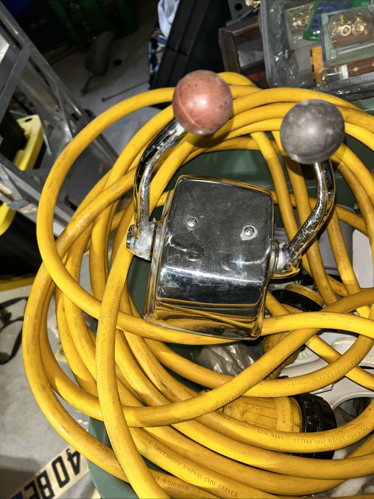 Single screw Morse throttle and gear shifter control . Single screw Morse throttle and gear shifter control .