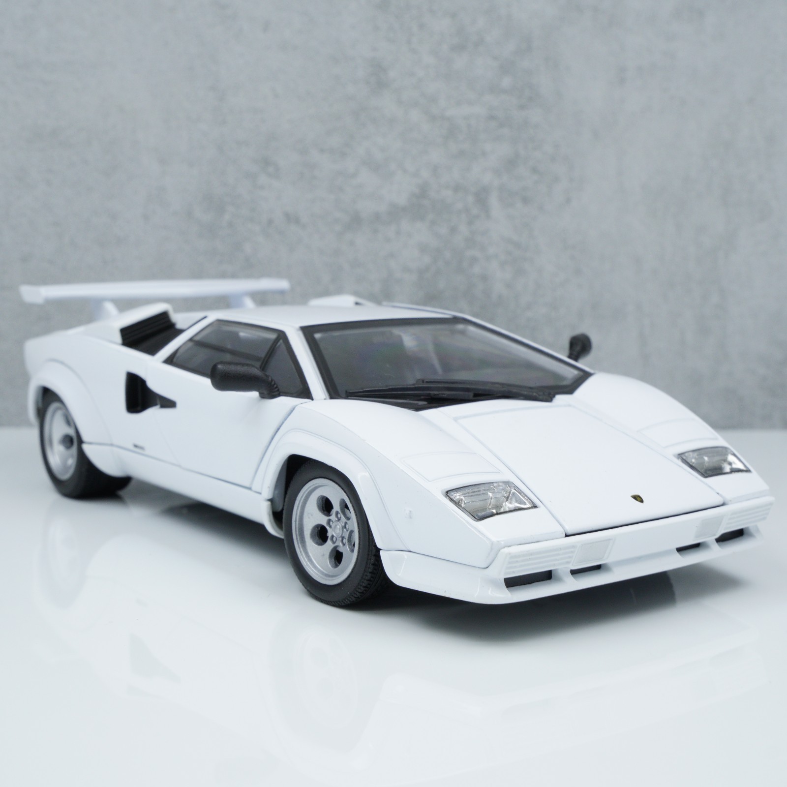Lamborghini Countach LP500 S 1:24 Welly White Diecast Model Classic Sports Car