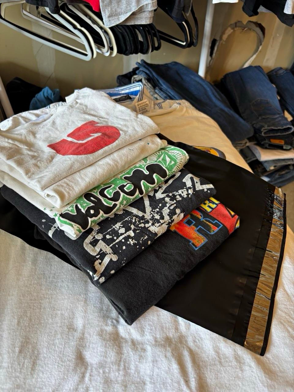 VINTAGE / Y2K TEES MYSTERY BOX 